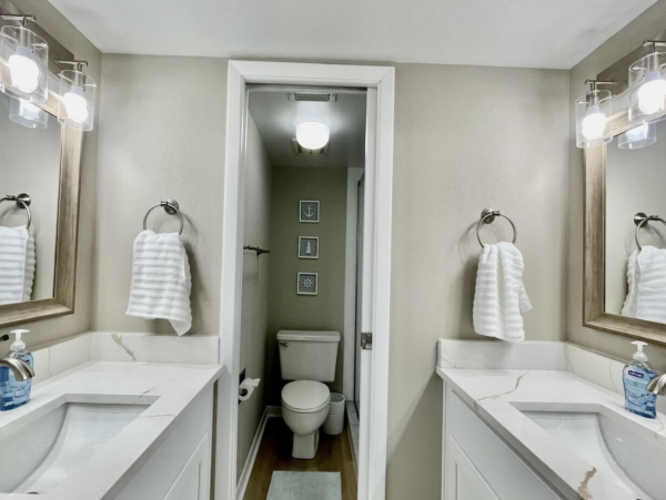 Charming 2 Bedroom Vacation Condo in Englewood Close to Beach